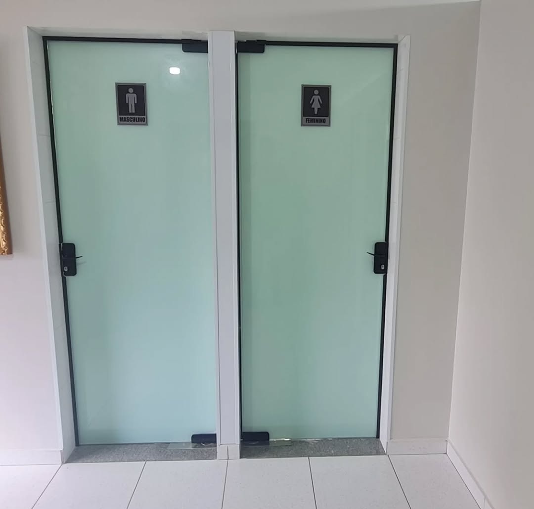 Portão ou porta de vidro instalada