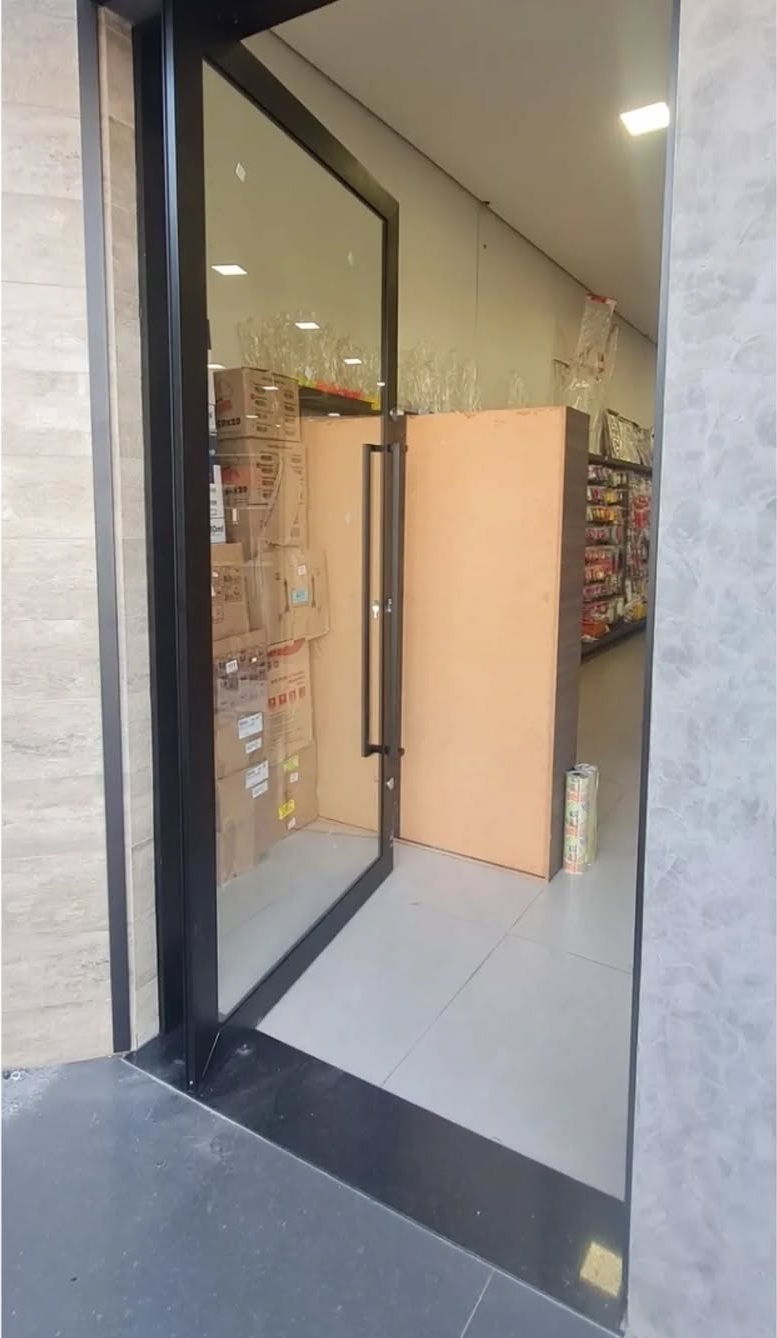 Fachada com vidro e esquadria
